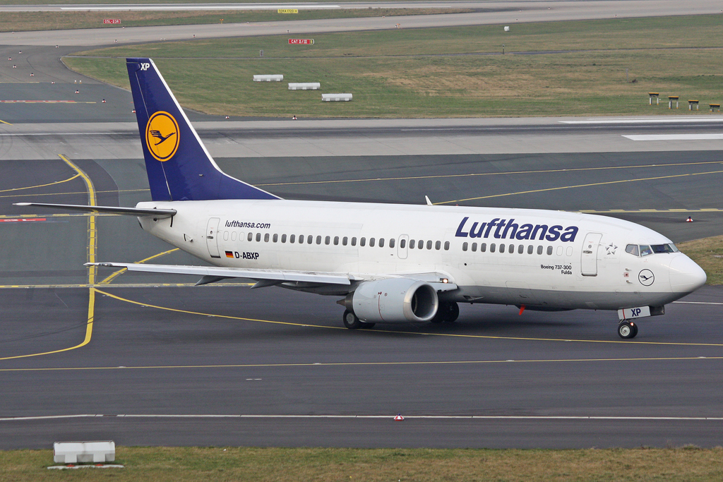 Lufthansa Boeing 737-330 D-ABXP in DUS am 18.01.2012