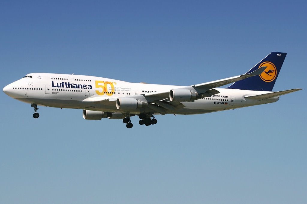 Lufthansas neuer Logojet. Eine Boeing 747-400 der Lufthansa im Anflug auf 25L aufgenommen in Frankfurt am 04.06.2010.