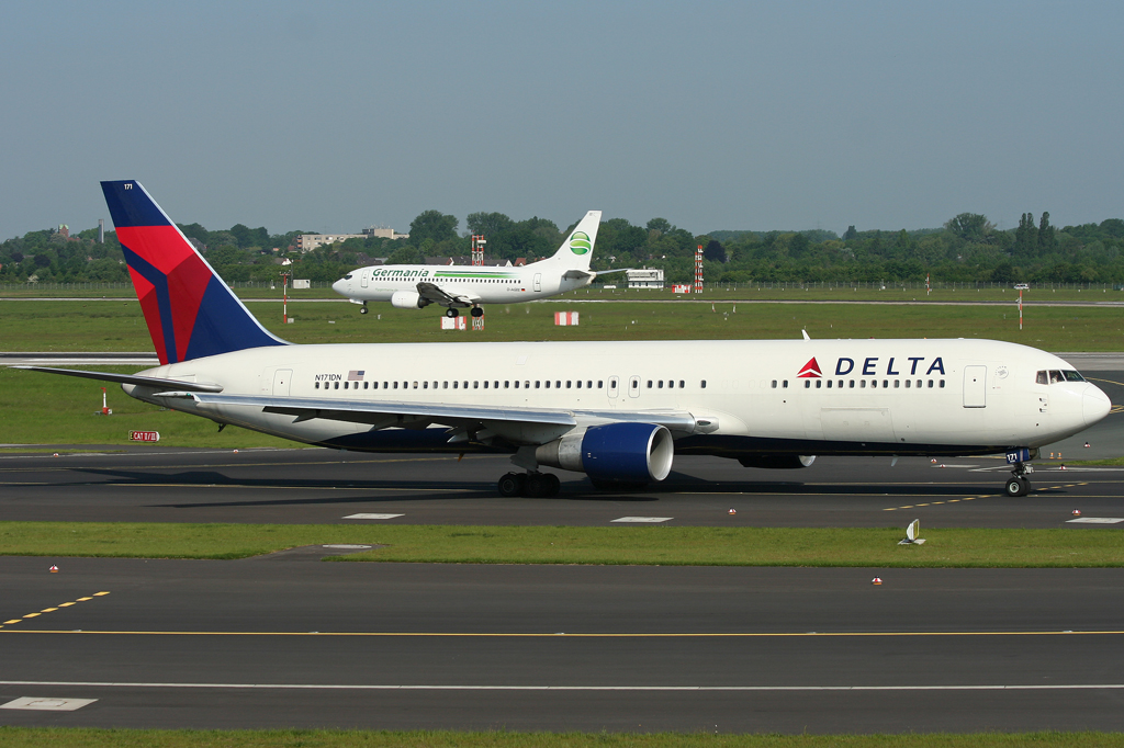 N171DN der Delta Air Lines rollt zur 23L @ DUS am 24.05.2010