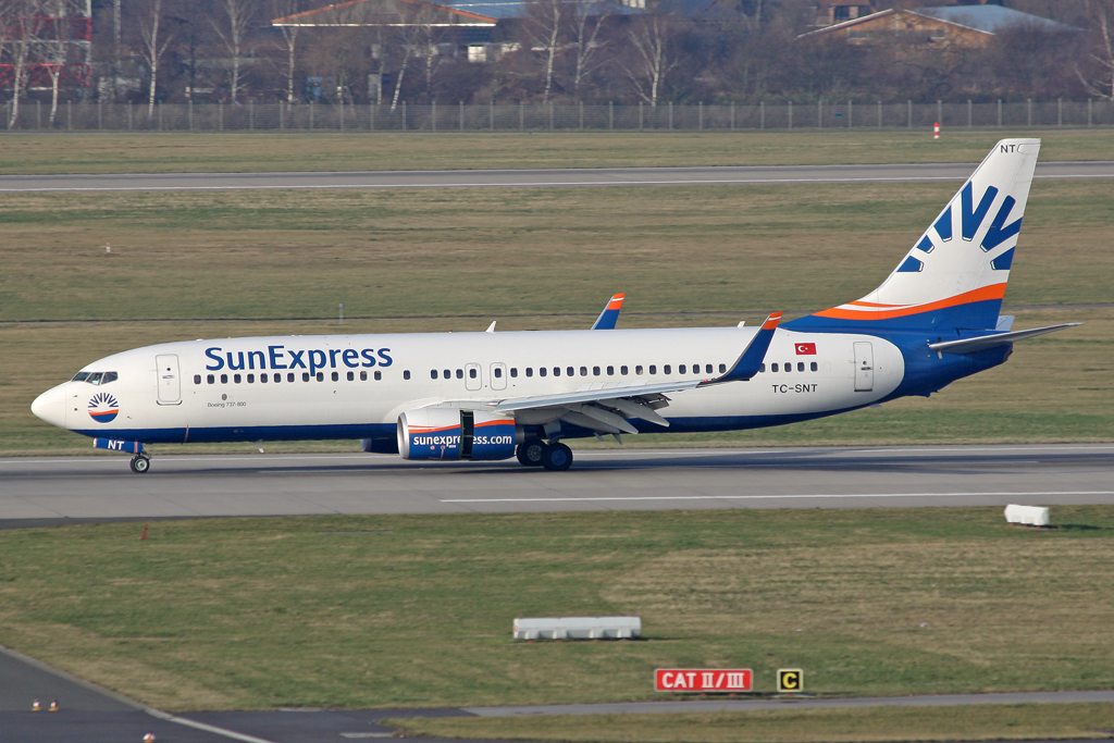 SunExpress Boeing 737-8HC TC-SNT in DUS am 17.01.2012