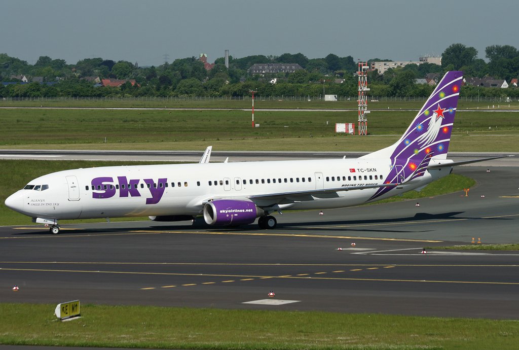 TC-SKN von Sky rollt Richtung Terminal @ DUS am 03.06.2010