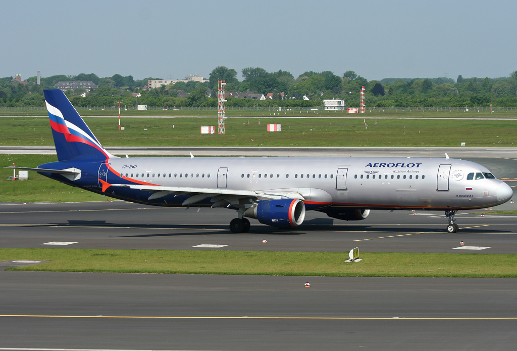 VP-BWP der Aeroflot rollt zur 23L @ DUS am 24.05.2010