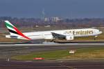 Eine Boeing 777-300 der Emirates beim Touchdown aufgenommen in Dsseldorf am 29.01.2011. Reg: A6-EMP.