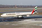 Der Emirates A340-300 auf dem weg ans Gate in Dsseldorf am 19,12,09