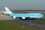 Die PH-BFC der KLM rollte nach ihrem mehrttigen Aufenthalt wegen der Umleitung Richtung 23L in DUS um nach AMS auf 10000 Fu zu starten, aufgenommen am 18.04.2010