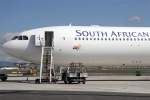 Ein Airbus 340-600 von South African mit NELSON MANDELA DAY Sticker aufgenommen am 10.07.2011 in Frankfurt.
