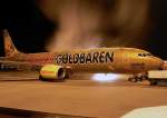 B 737-800/57622/auch-goldbaer-muss-enteist-werden- Auch Goldbr muss enteist werden , hier auf Pos. D11 in CGN am frhen Morgen des 8.3.2010 !