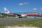 B 757-200/110038/eine-boeing-757-200-der-american-airlines Eine Boeing 757-200 der American Airlines beim einbiegen auf die Runway aufgenommen am 18.11.2010 in St. Maarten. Reg: N617AM.