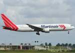 Martinair kam in Amsterdam am 21.06.09 bei schnem Sonnenschein rein .