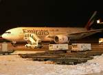 Emirates Boeing 777-200 während der Enteisung in CGN am 21.12.09, kurz vorm outbound rtg DUS !      