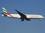 Emirates 777-200 (A6-EWB) am 20.10.09 im Anflug auf die Piste 07L in Frankfurt.