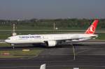 Turkish Airlines mit der B777-300 TC-JJI am 16.04.2011 in Dsseldorf